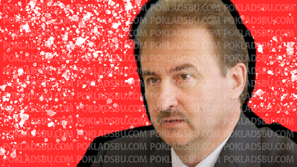 Александр Павлович Попов на красном фоне смотрит влево