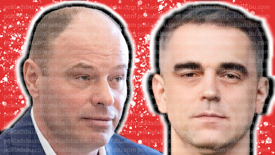 Александр Плужник кум Александра Поклада на красном фоне позирует